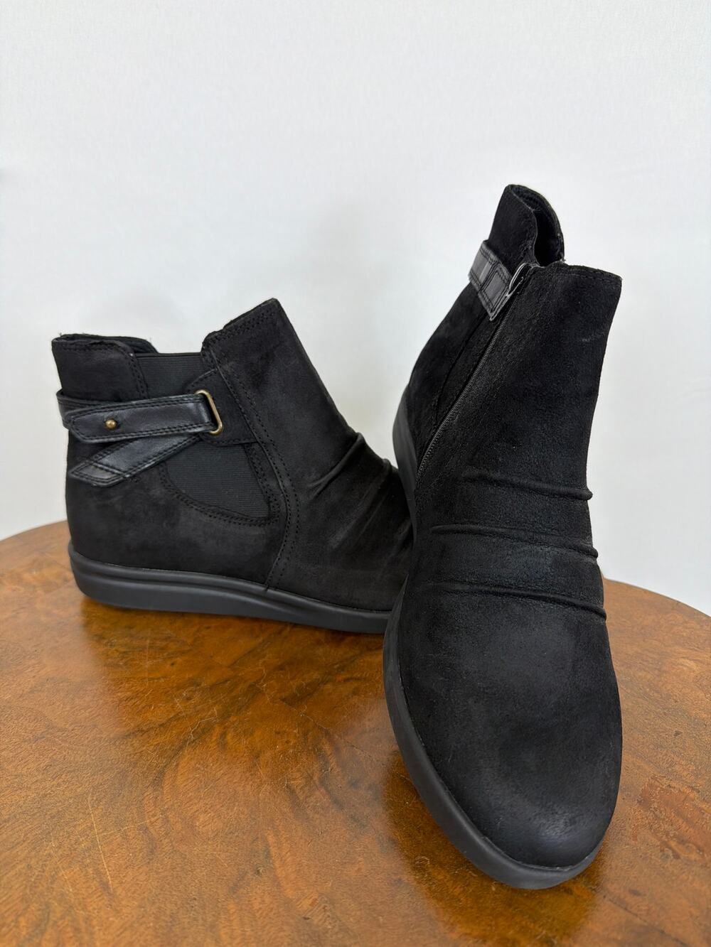 Clarks Black Leather Short Ankle Boot Inside Zip Buckle Booties Size 10